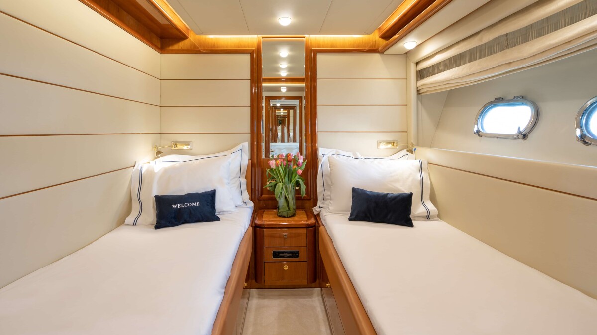 Ferretti Yachts 880 Estia YI