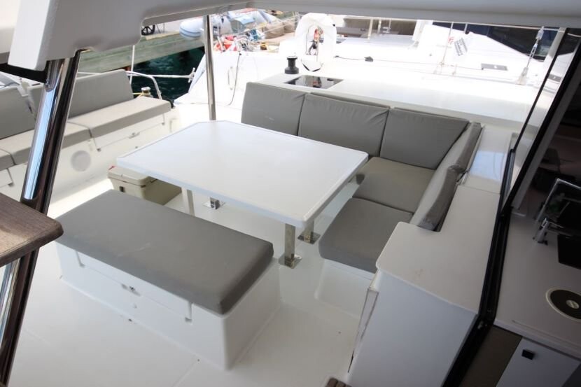 Fountaine Pajot Saba 50 Apres Ski