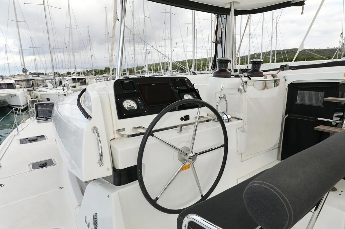 Lagoon 42 Lila